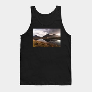 Mirror lake with house and mountains in the background - Isle of Skye Scotland Tank Top